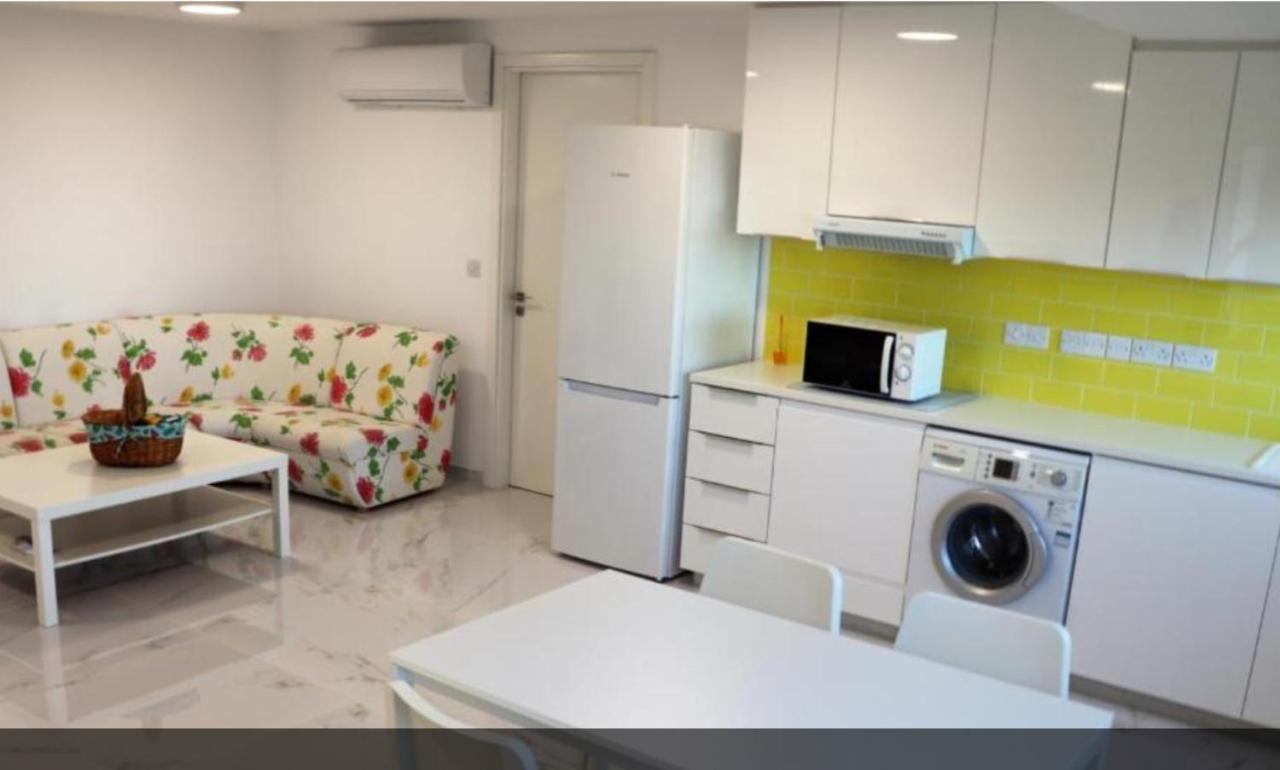 Yellow Studio Brand New ลิมาซอล ภายนอก รูปภาพ