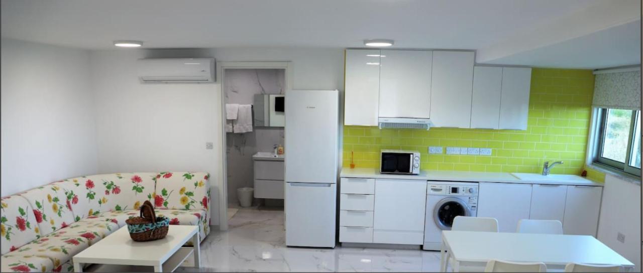 Yellow Studio Brand New ลิมาซอล ภายนอก รูปภาพ